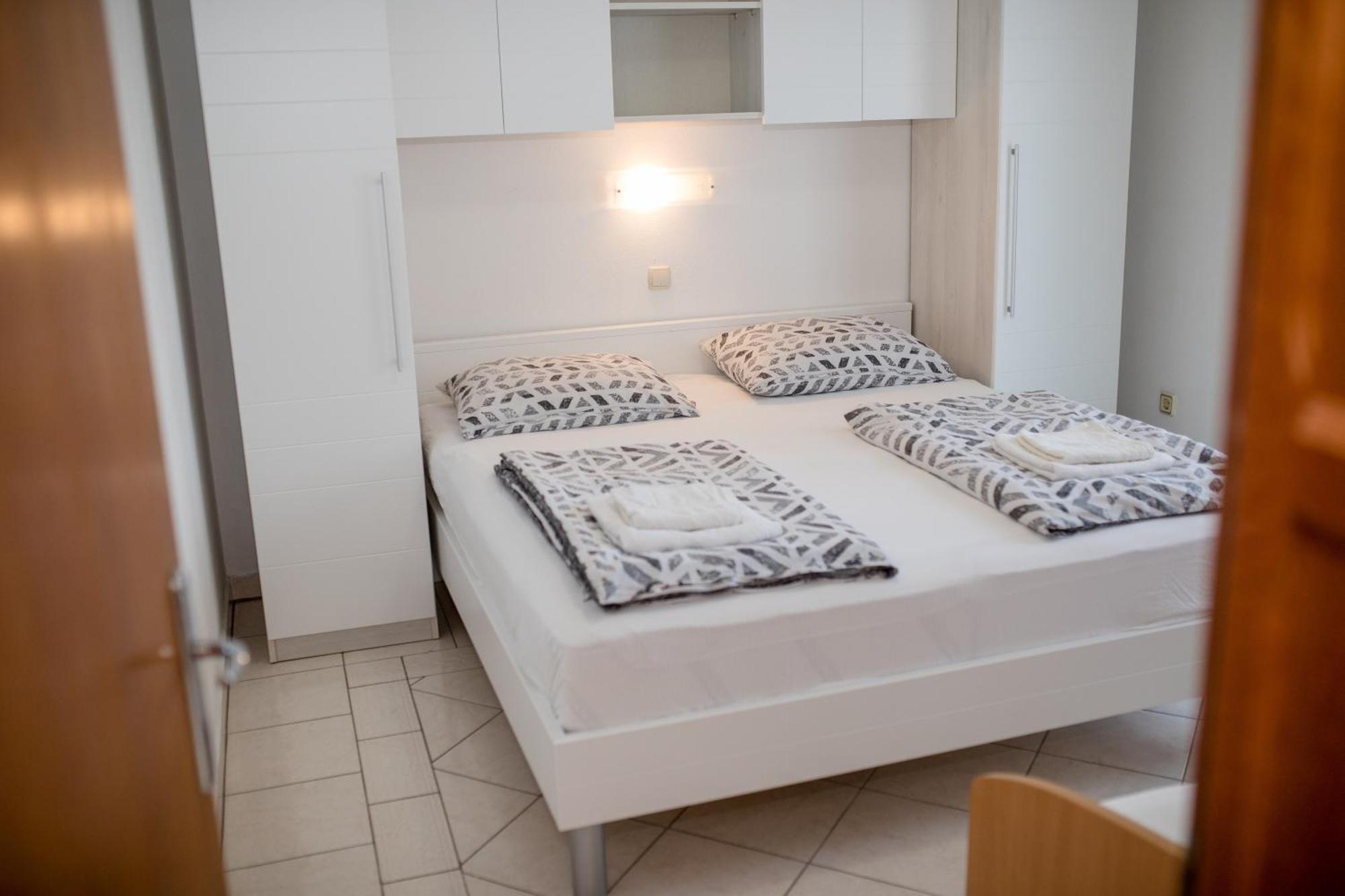 Apartments And Rooms By The Sea Supetarska Draga - Gornja, Rab - 11579 Habitación foto