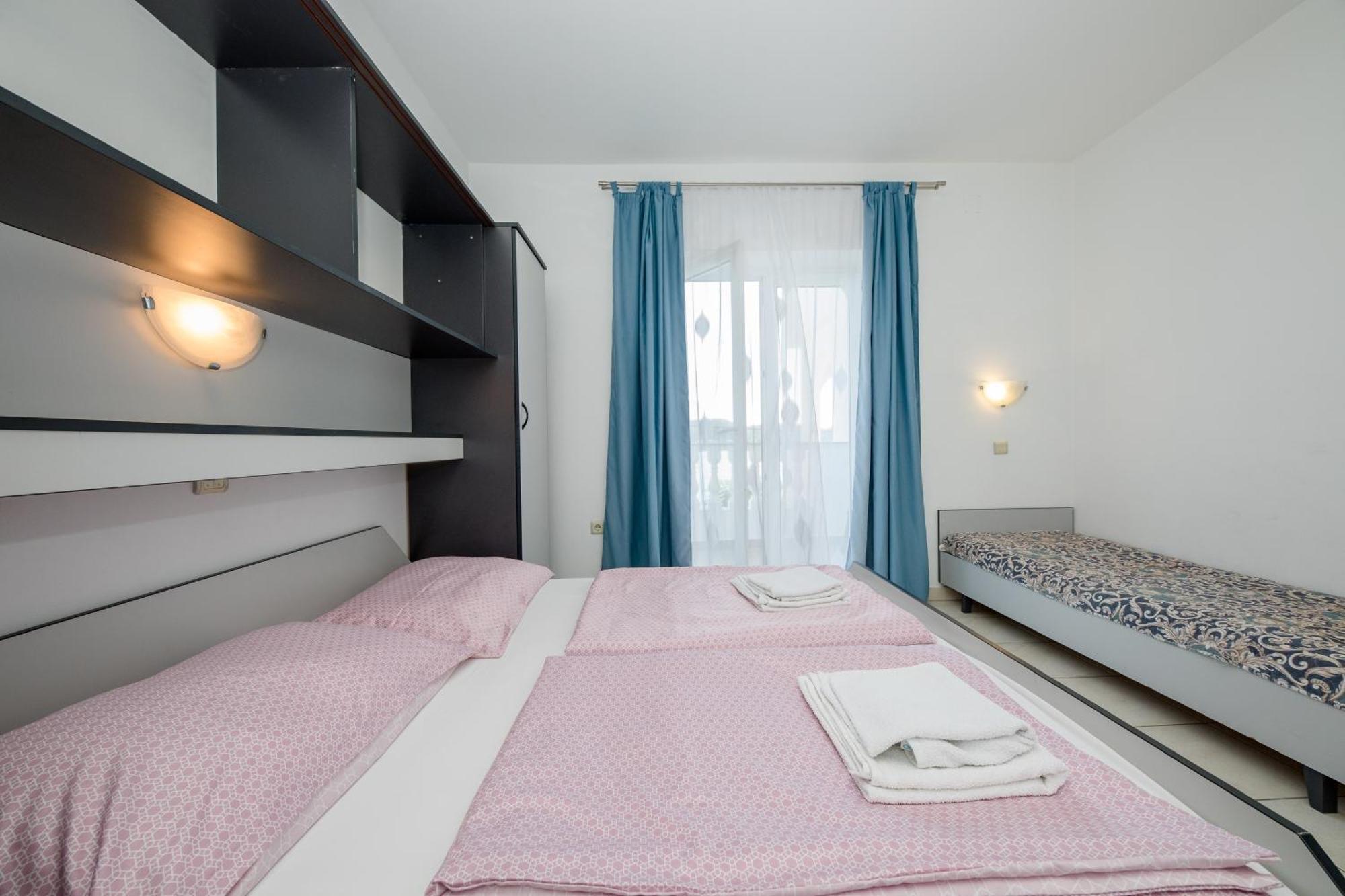 Apartments And Rooms By The Sea Supetarska Draga - Gornja, Rab - 11579 Habitación foto