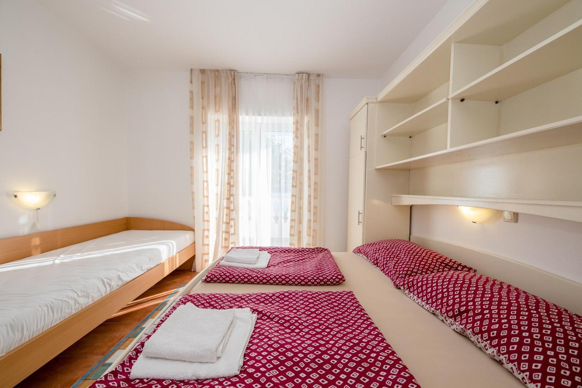 Apartments And Rooms By The Sea Supetarska Draga - Gornja, Rab - 11579 Habitación foto